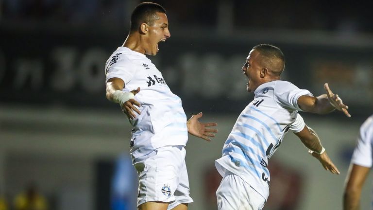 Grêmio atropela Vitória no Barradão e abre vantagem na Copa do Brasil