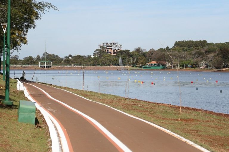 Mulher seminua pilotando moto na região do Lago de Cascavel em uma das noites mais frias do ano faz ferver a internet