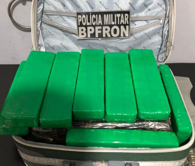 BPFron apreende 28 tabletes de maconha durante abordagem a ônibus na região