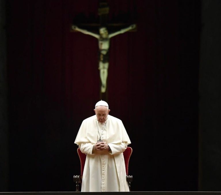 Papa está caminhando e se alimentando, informa Vaticano