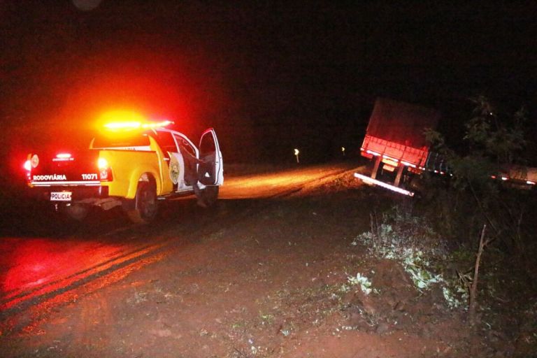 Caminhão bitrem cai em barranco no trecho entre Marechal Rondon/Nova Santa Rosa
