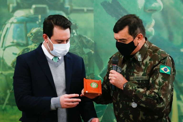 Governador recebe comandante-geral do Exército e apresenta estrutura do Paraná para Escola de Sargentos