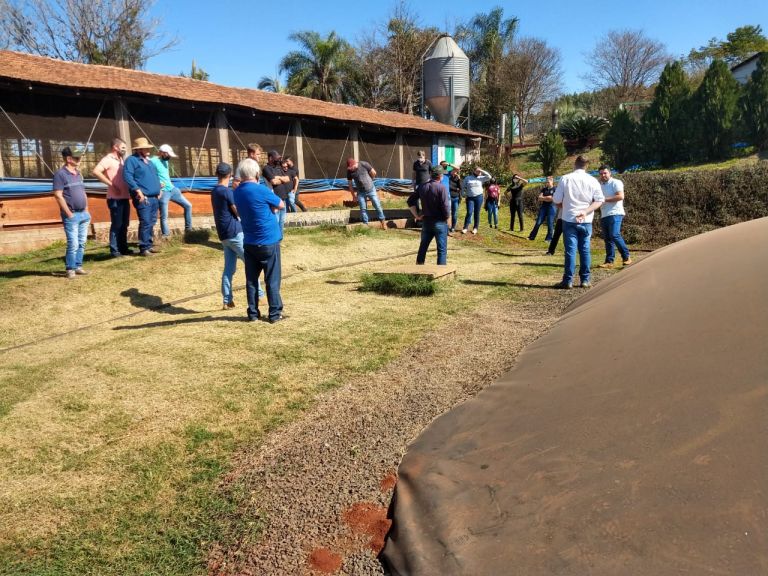 Comitiva de suinocultores de Itaipulândia conhece projeto de biogás em Entre Rios do Oeste