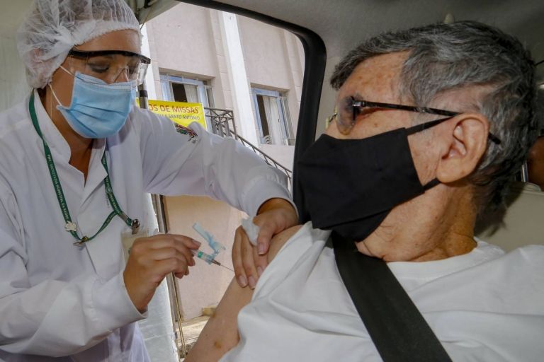 Covid-19: taxa de óbitos é 27 vezes maior entre idosos sem imunização