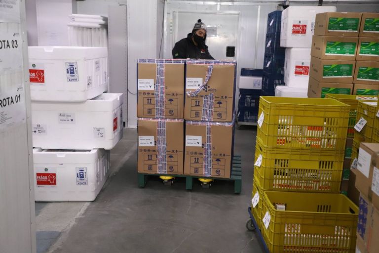 Estado distribui mais 50,3 mil primeiras doses contra a Covid-19 aos municípios