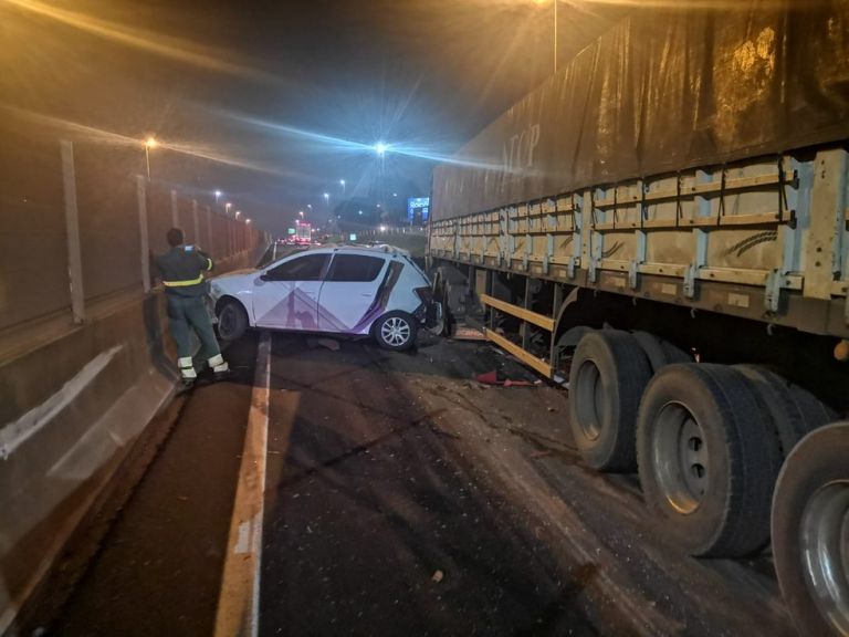 Três pessoas ficaram feridas em acidente entre dois carros e caminhão na BR-277 em Medianeira
