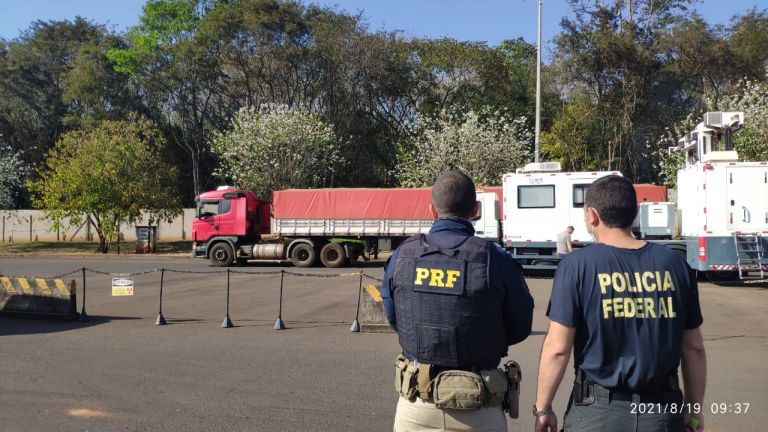 Scanner e cães farejadores ajudam PRF e PF a prenderem traficante internacional de cocaína na ponte de Guaíra