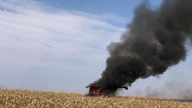 Colheitadeira pega fogo durante colheita de milho