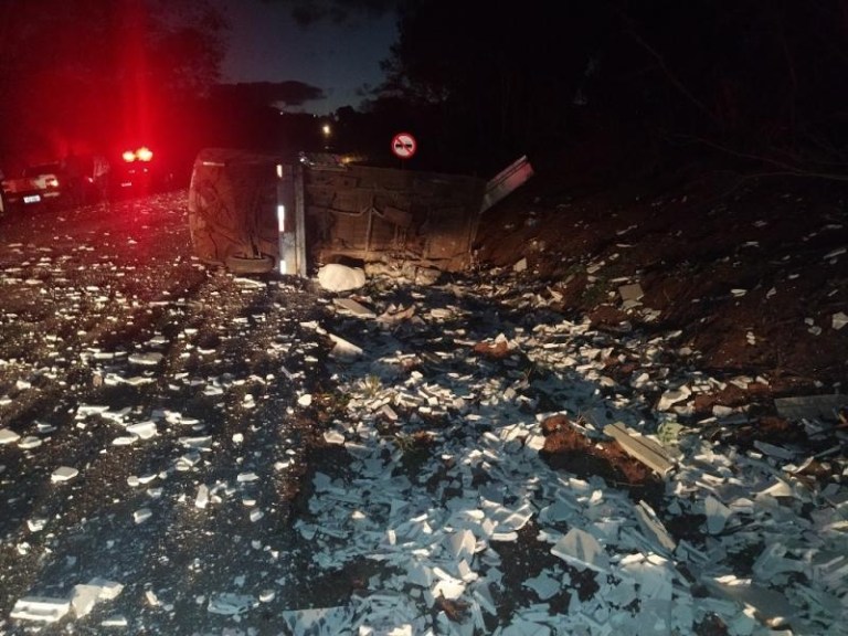 Veículo que transportava gesso capota no Anel Viário e casal fica ferido