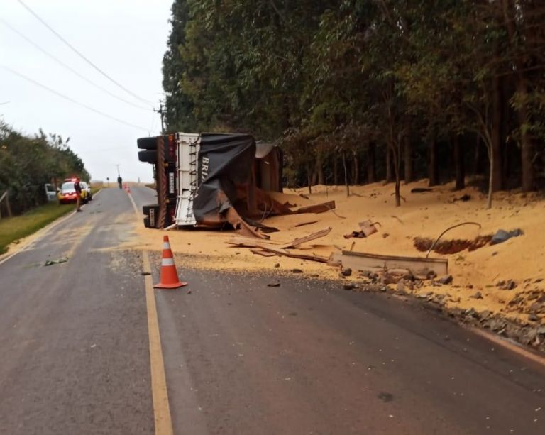Secretaria de Mobilidade Urbana sugere desvio de tráfego após carreta tombar em rodovia rondonense