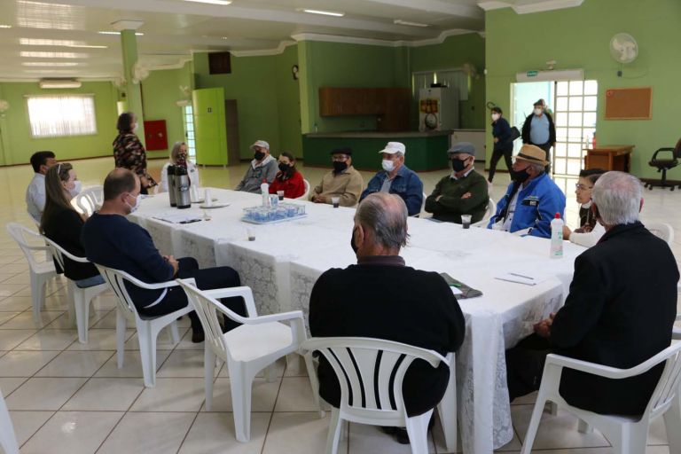 Reunião com presidentes dos grupos de idosos de Santa Helena alinha projetos