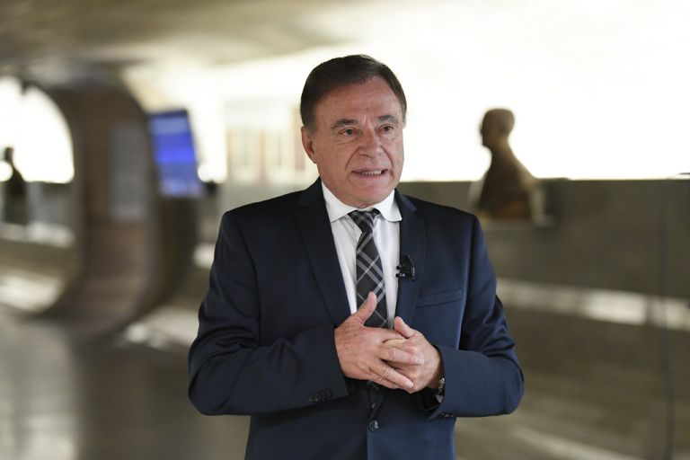 Alvaro Dias avalia como retrocesso volta das coligações na proporcional