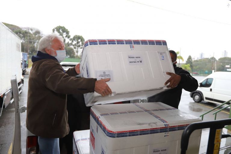 Paraná recebe mais 191,4 mil vacinas contra a Covid-19; distribuição começa neste sábado