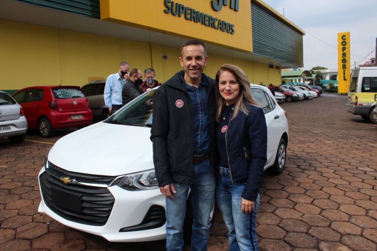 Rondonense fatura carro zero quilômetro na campanha Show da Vida da Uopeccan; ele comprou um número