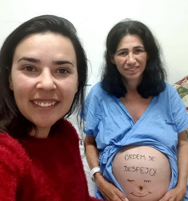 Professora de Florianópolis SC é barriga solidária da própria filha e dá à luz neta; “não tem como mensurar o tamanho do amor”, diz filha
