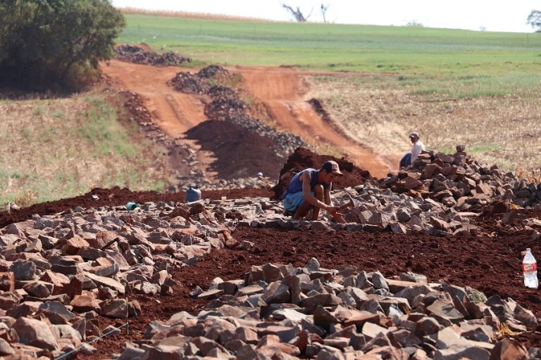 Iniciado o assentamento de pedras irregulares em linha Cinco Cantos
