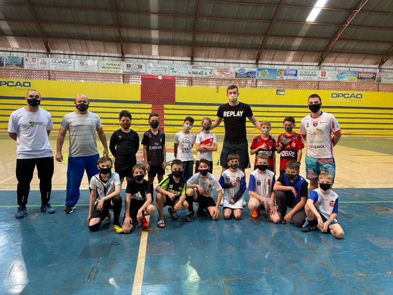 Goleiro de Nova Santa Rosa que joga em Portugal visita crianças da escolinha de futsal do município