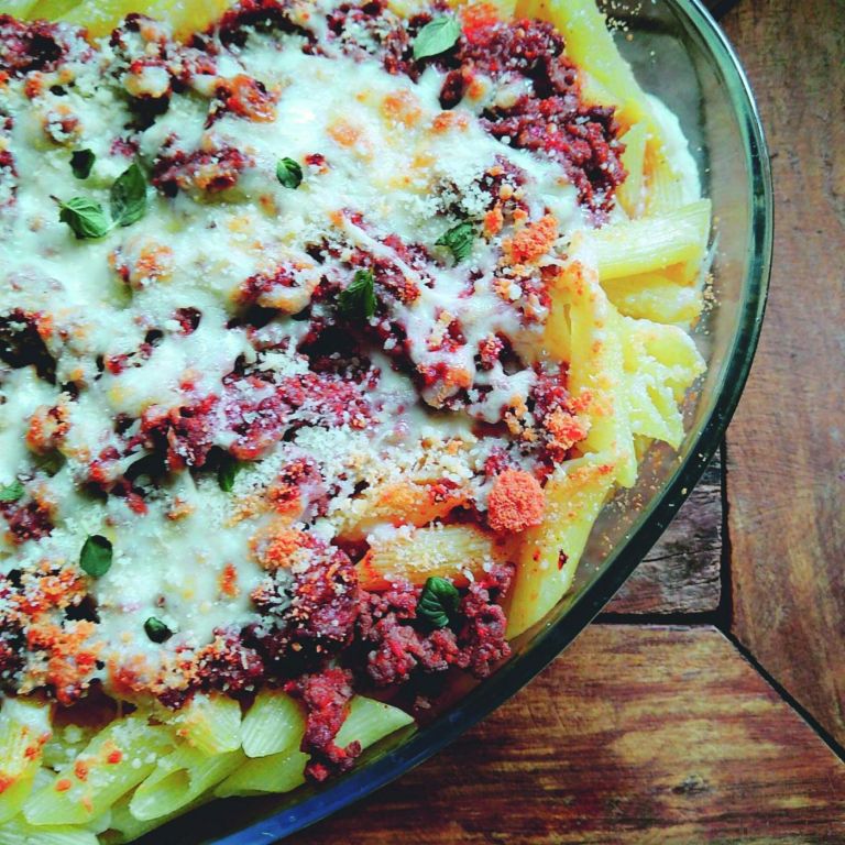 Penne gratinado com carne moída