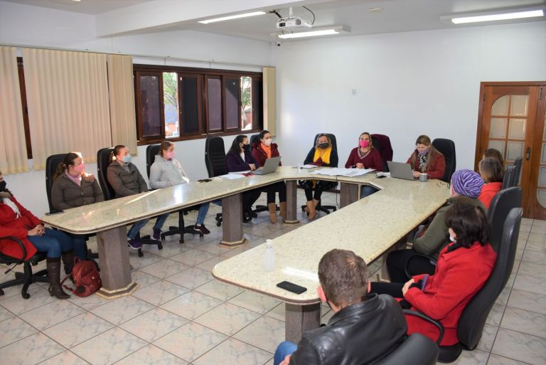 Conselho Municipal do Fundeb aprova construção de cobertura pré-moldada em Escola de Quatro Pontes