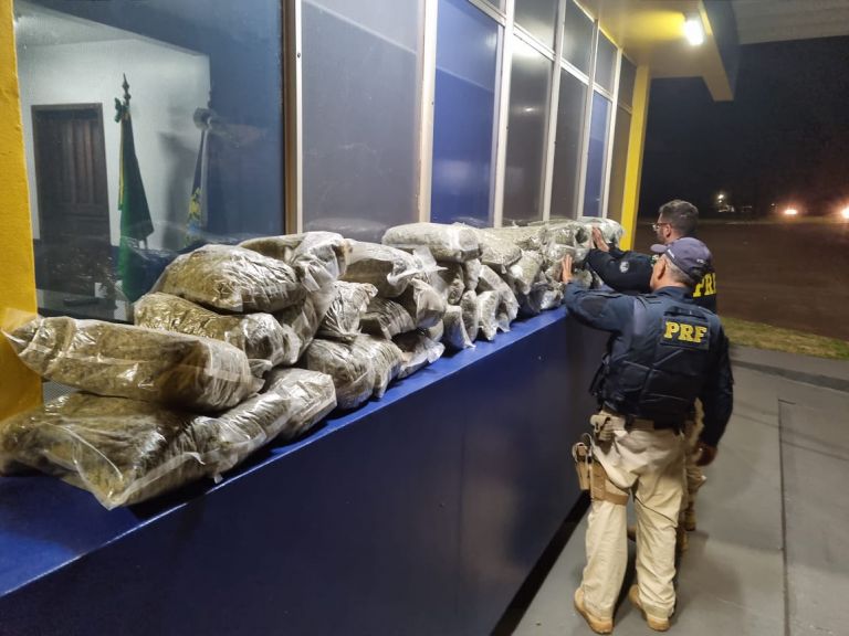 PRF apreende 59 quilos de skunk na região; condutor de 20 anos desiste da fuga