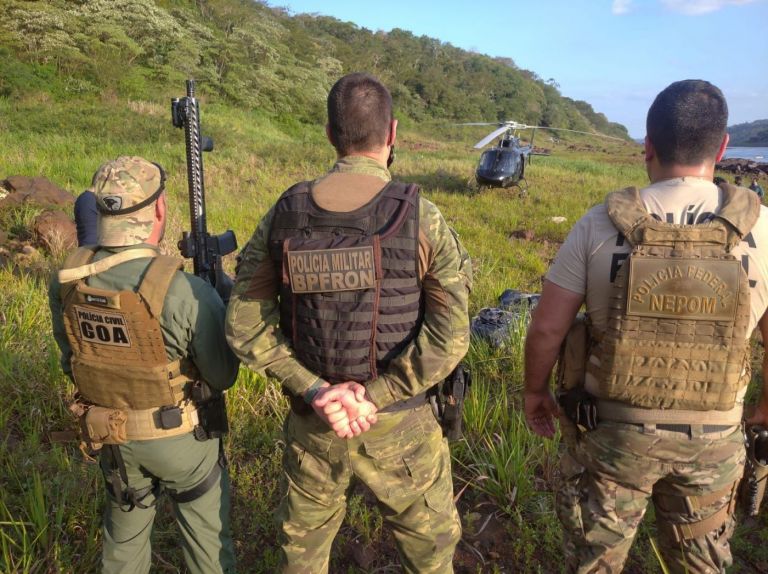Dois elementos e um menor de idade com 42,3 quilos de maconha são abordados durante ação integrada em Foz do Iguaçu
