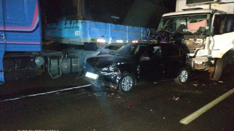 Uma pessoa morre e outras quatro ficam gravemente feridas em acidentes envolvendo 14 veículos