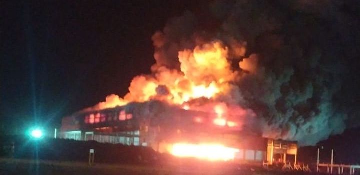 Incêndio de grandes proporções atinge construção do frigorífico da Frimesa em Assis Chateaubriand