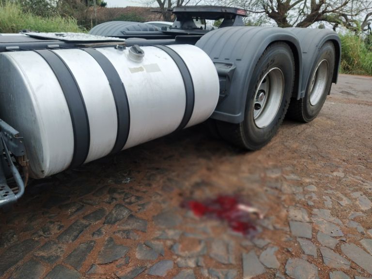 Ciclista morre após ser atropelado por carreta em Mercedes