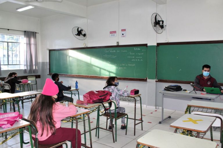 90% das crianças entre 10 e 15 anos planejam voltar às aulas presenciais, diz Unicef