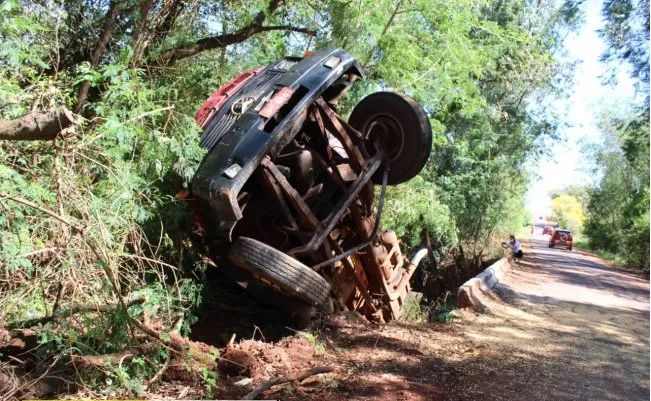 Caminhões enroscam em ponte e um deles tomba no interior de Santa Helena