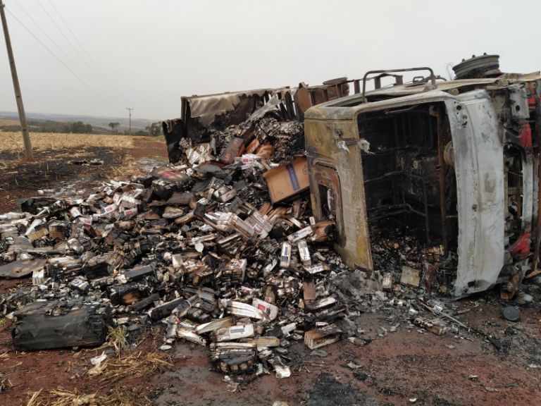 Caminhão carregado com cigarros tomba e pega fogo na BR-163 entre Mercedes e Bela Vista