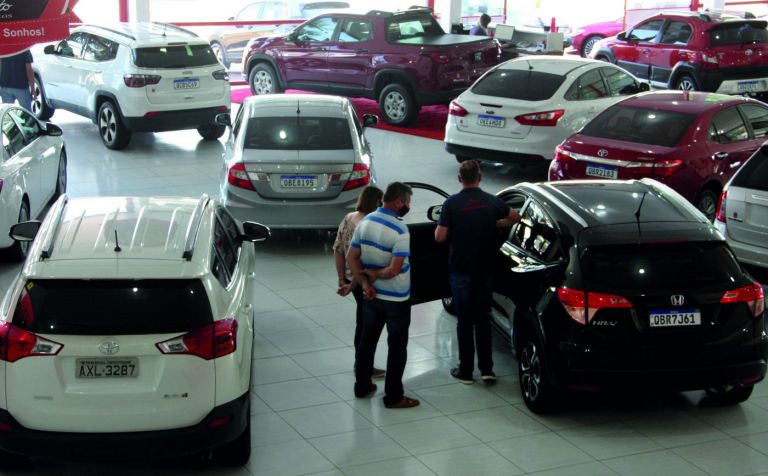 Proprietários de garagens de Marechal Rondon estão com dificuldade para encontrar carros no mercado