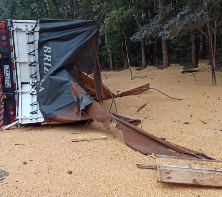 Carreta carregada com milho tomba na estrada do Clube Lira; condutor teria tentado evitar colisão
