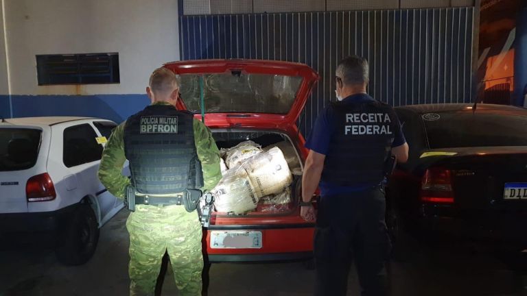 BPFron e Receita Federal apreendem produtos estrangeiros em veículo na cidade de Foz do Iguaçu