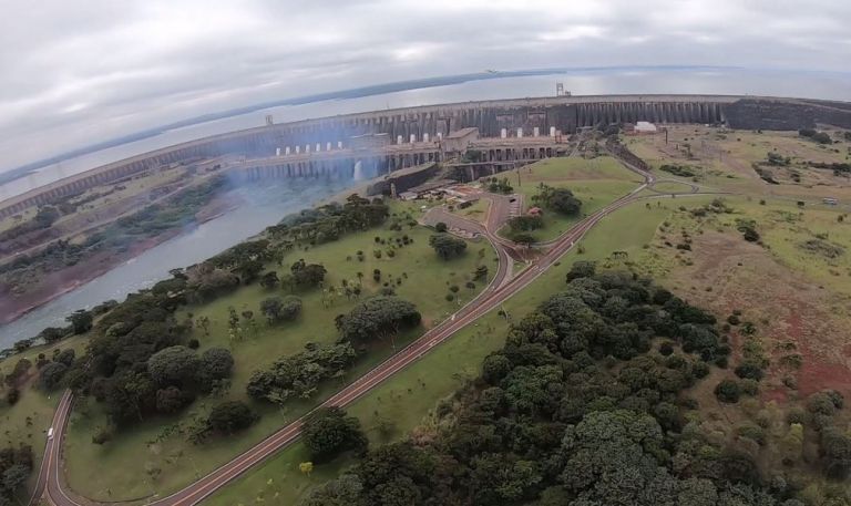 Falta de chuvas prejudica produção de energia elétrica, muda paisagens e afeta florestas que protegem rios no Paraná