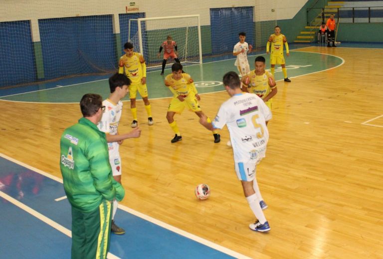 Sub-17 da AACC vence a terceira seguida e fica perto da classificação no Paranaense