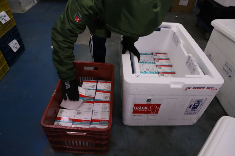 Paraná recebe 108 mil vacinas contra a Covid-19 nesta quarta-feira