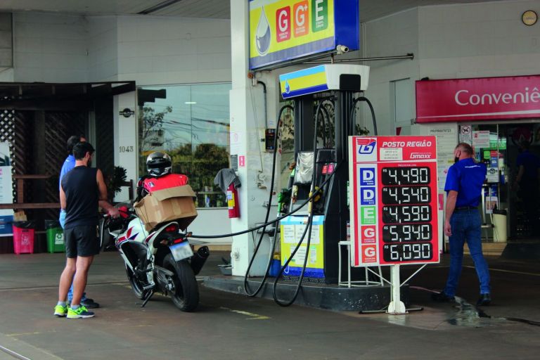 Combustíveis têm reajustes superiores à inflação, indica economista