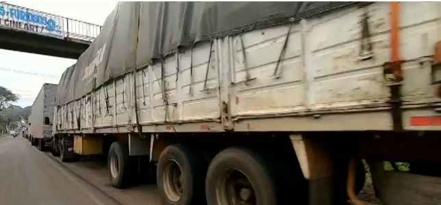 Greve de caminhoneiros no Paraguai gera prejuízo diário de R$ 1,7 milhão para transportadoras brasileiras, aponta sindicato