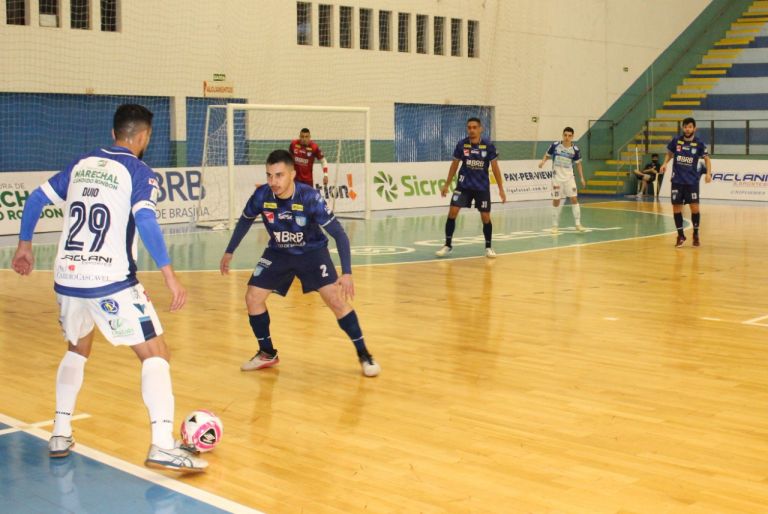 Marechal vence com gol no fim e cola outra vez nos líderes da Liga Nacional