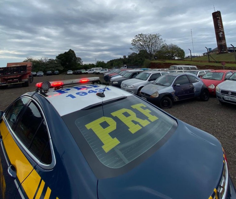 PRF realiza 3º leilão de 2021 com mais de 260 veículos recolhidos na região Norte do Paraná