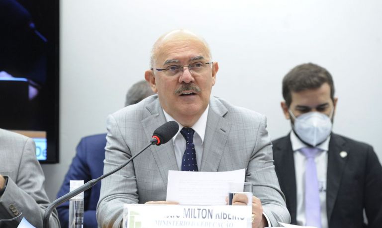 Ministro assina portaria com orientações para aulas presenciais