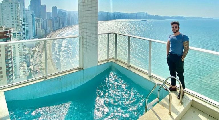 Prédio balança com vento e causa “ondas” em piscina de triplex em Balneário Camboriú