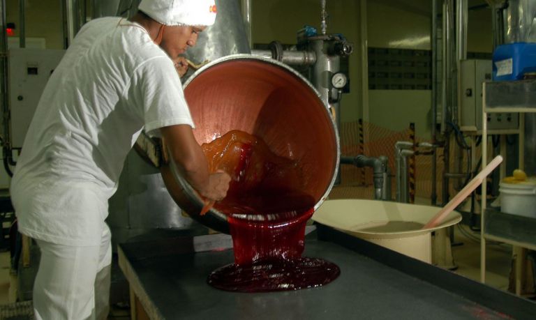 Produção industrial cresce 0,7% de janeiro para fevereiro