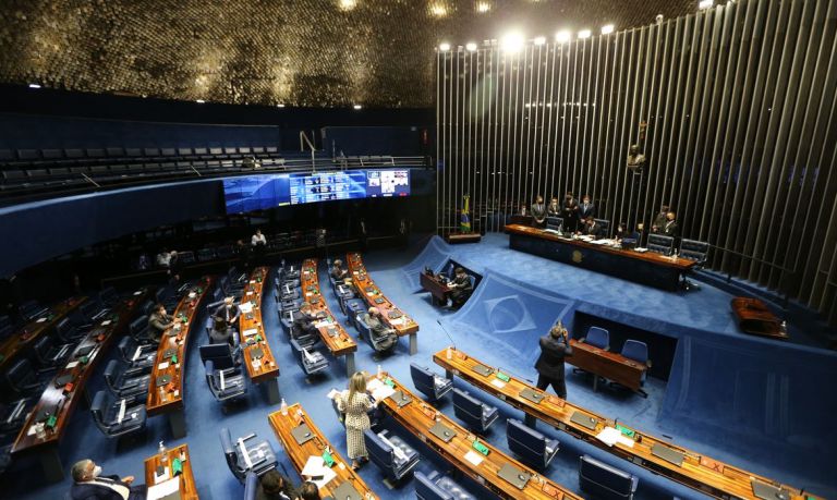 Senado aprova PEC com pacote de auxílios a carentes e a caminhoneiros