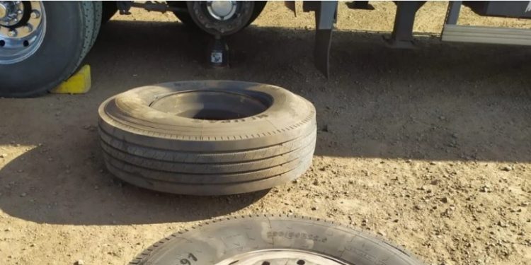 Borracheiro é arremessado por oito metros depois de pneu explodir