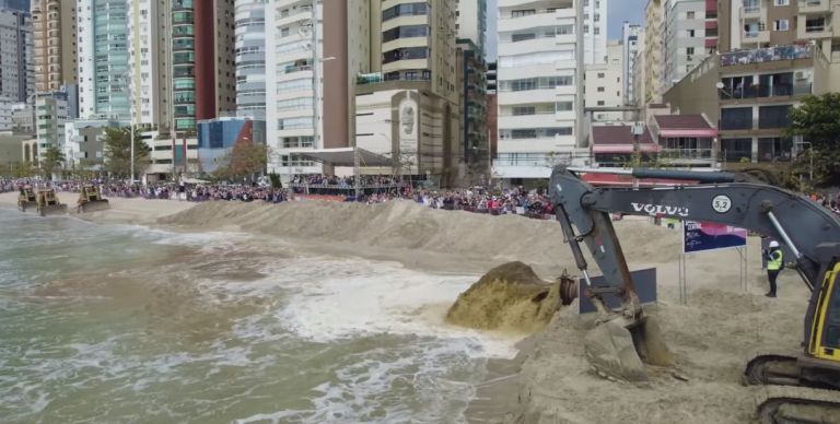 Começa em Balneário Camboriú chegada de areia da obra sonhada há décadas