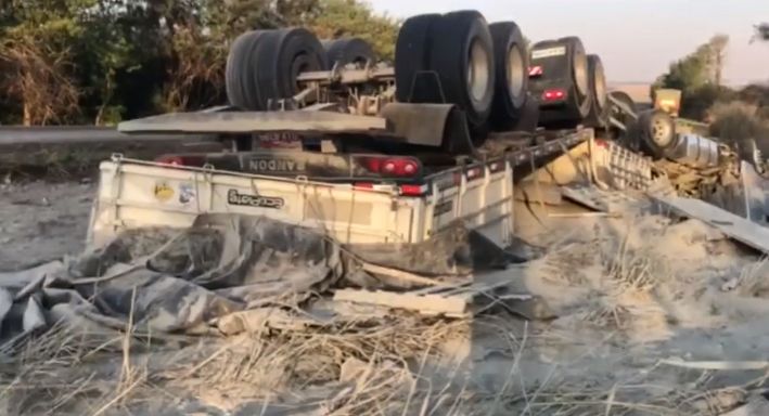 Carreta carregada de cimento tomba na BR-163 na saída de Marechal Rondon