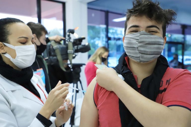 Sociedade Brasileira de Pediatria defende vacinação em adolescentes