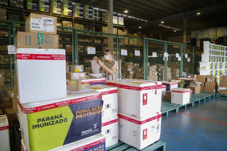 Paraná recebe nesta sexta-feira mais 325.660 doses de vacinas contra a Covid-19